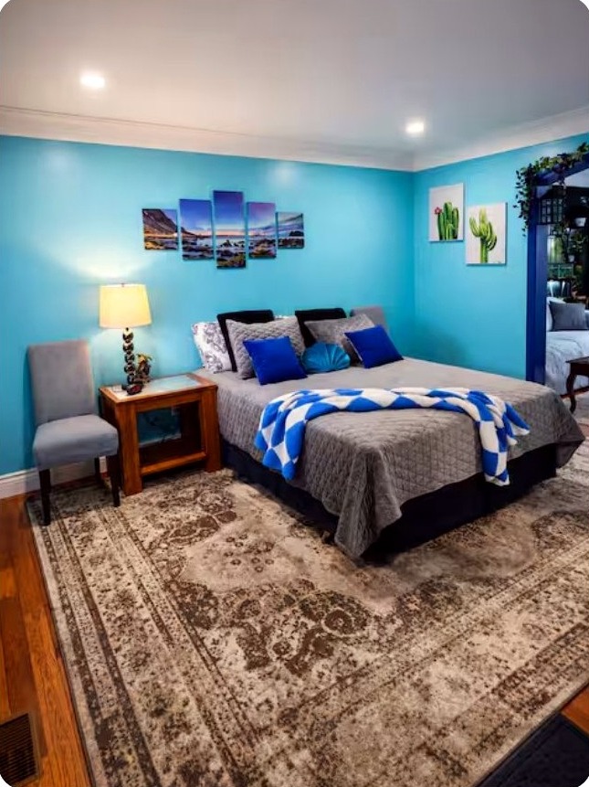 Queen-size bed in the overnight bedroom at Cozy Place