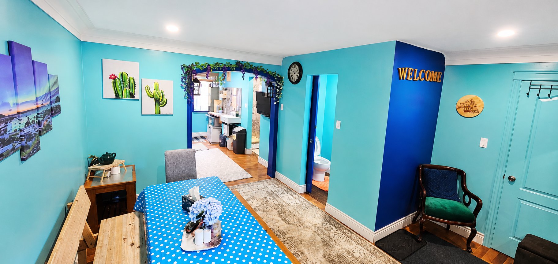 Welcome corner of the lounge with a large table for a group